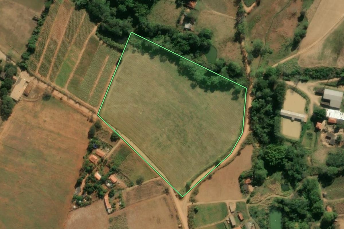 Imagem de satélite do imóvel rural em Mogi Guaçu (SP), com o contorno declarado no CAR desenhado por cima.