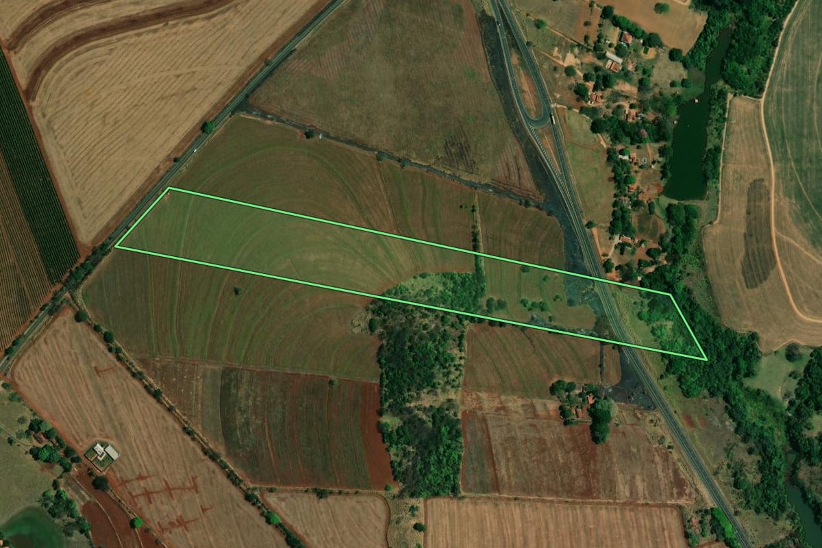 Imagem de satélite do imóvel rural em Mogi Guaçu (SP), com o contorno declarado no CAR desenhado por cima.
