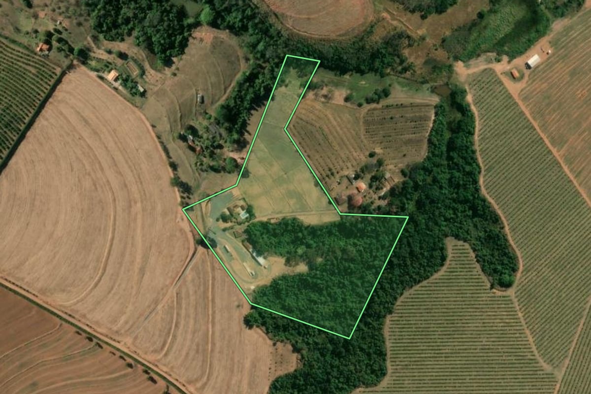 Imagem de satélite do imóvel rural em Mogi Guaçu (SP), com o contorno declarado no CAR desenhado por cima.