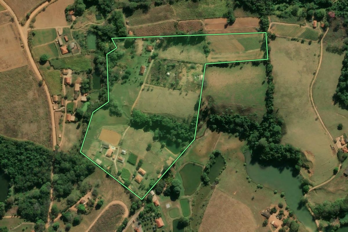 Imagem de satélite do imóvel rural em Mogi Guaçu (SP), com o contorno declarado no CAR desenhado por cima.