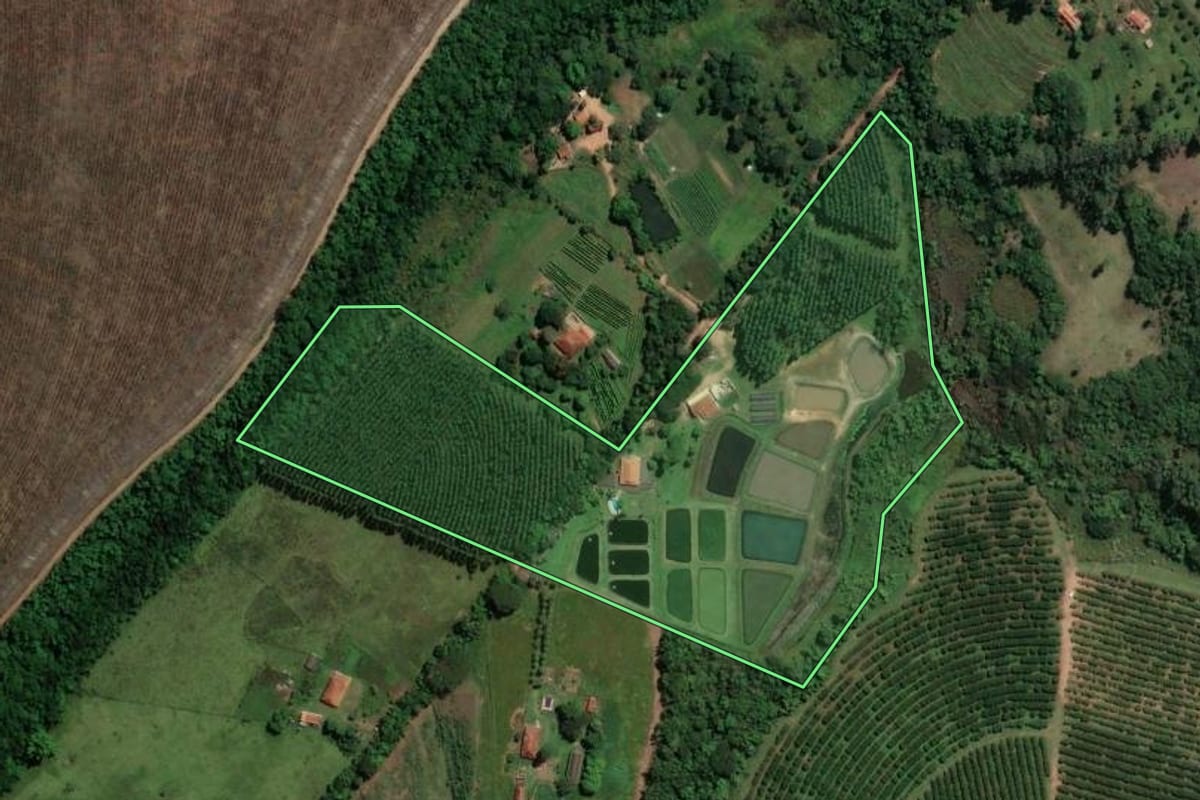 Imagem de satélite do imóvel rural em Mogi Guaçu (SP), com o contorno declarado no CAR desenhado por cima.
