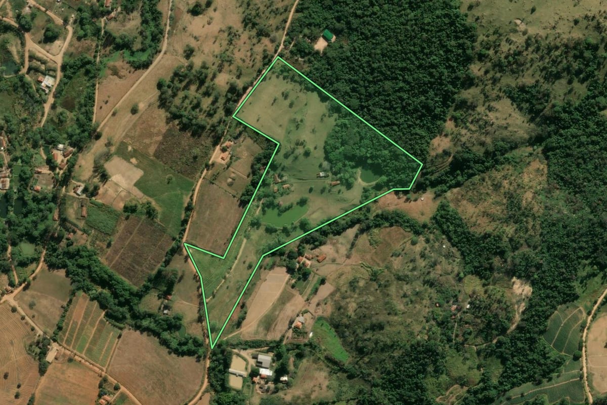 Imagem de satélite do imóvel rural em Mogi Guaçu (SP), com o contorno declarado no CAR desenhado por cima.