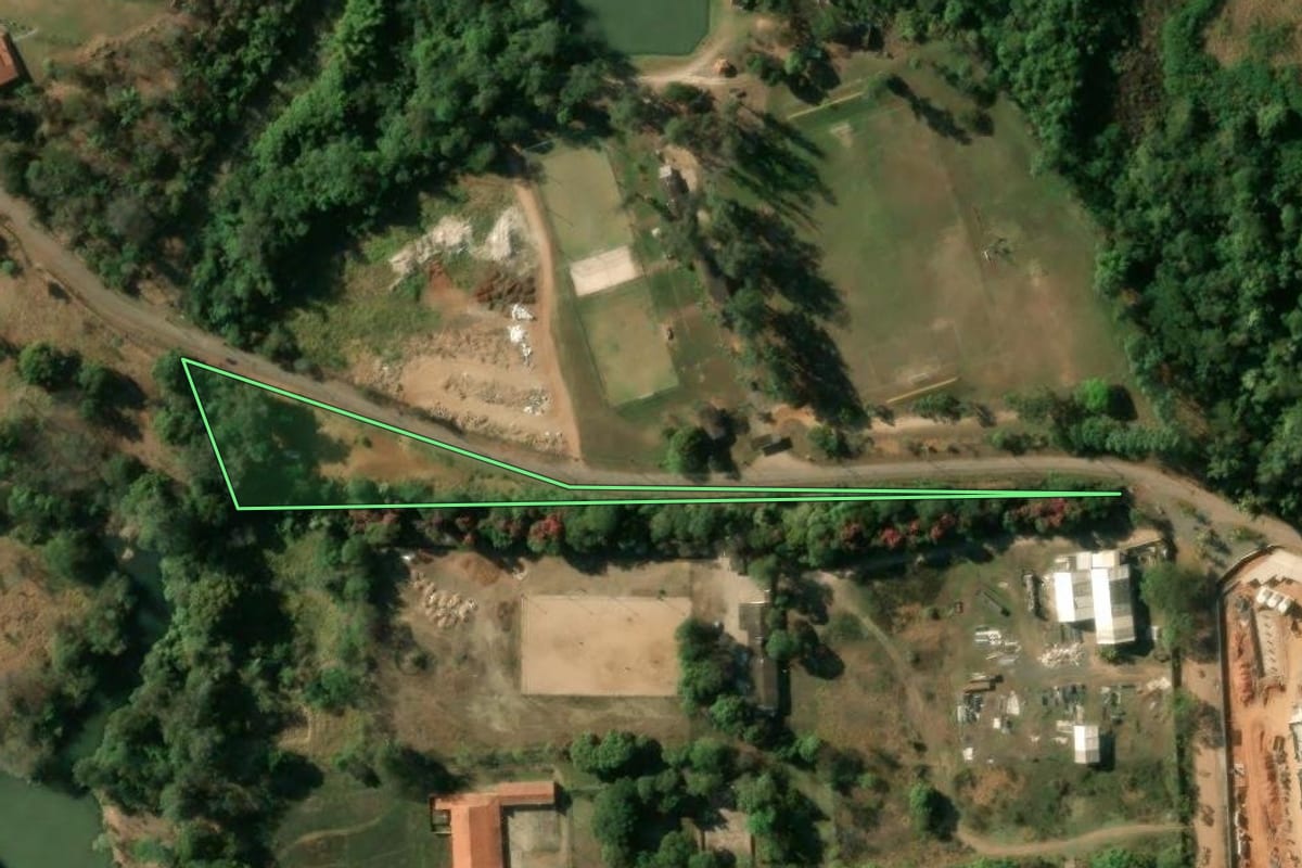 Imagem de satélite do imóvel rural em Mogi Guaçu (SP), com o contorno declarado no CAR desenhado por cima.