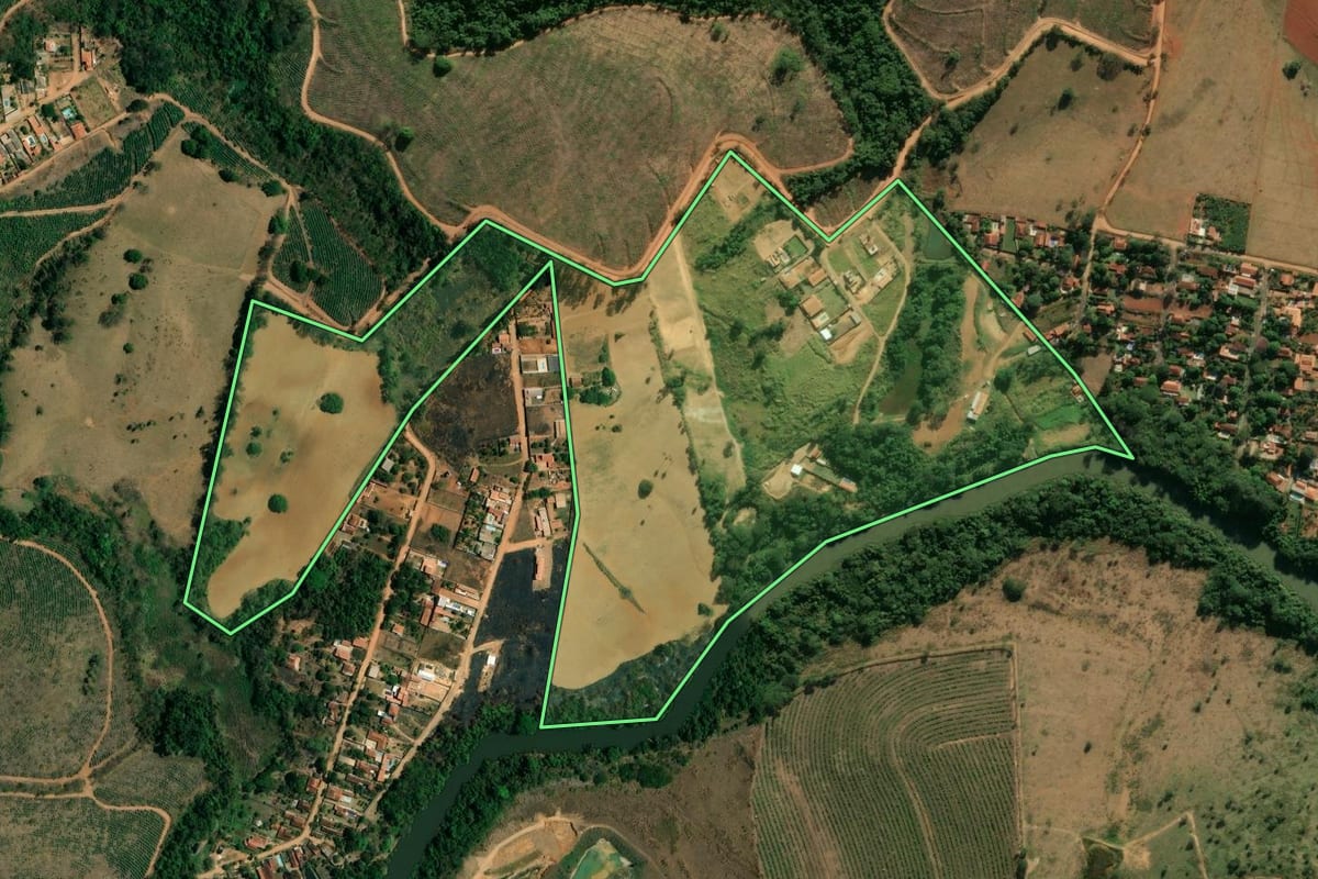 Imagem de satélite do imóvel rural em Mogi Guaçu (SP), com o contorno declarado no CAR desenhado por cima.