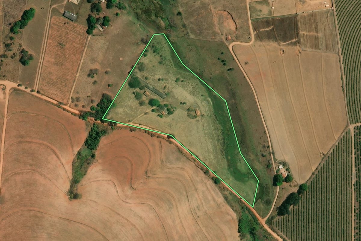 Imagem de satélite do imóvel rural em Mogi Guaçu (SP), com o contorno declarado no CAR desenhado por cima.
