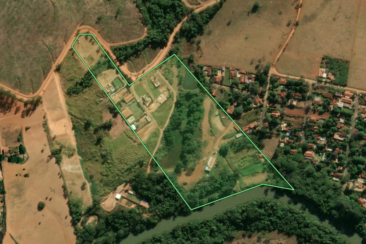 Imagem de satélite do imóvel rural em Mogi Guaçu (SP), com o contorno declarado no CAR desenhado por cima.