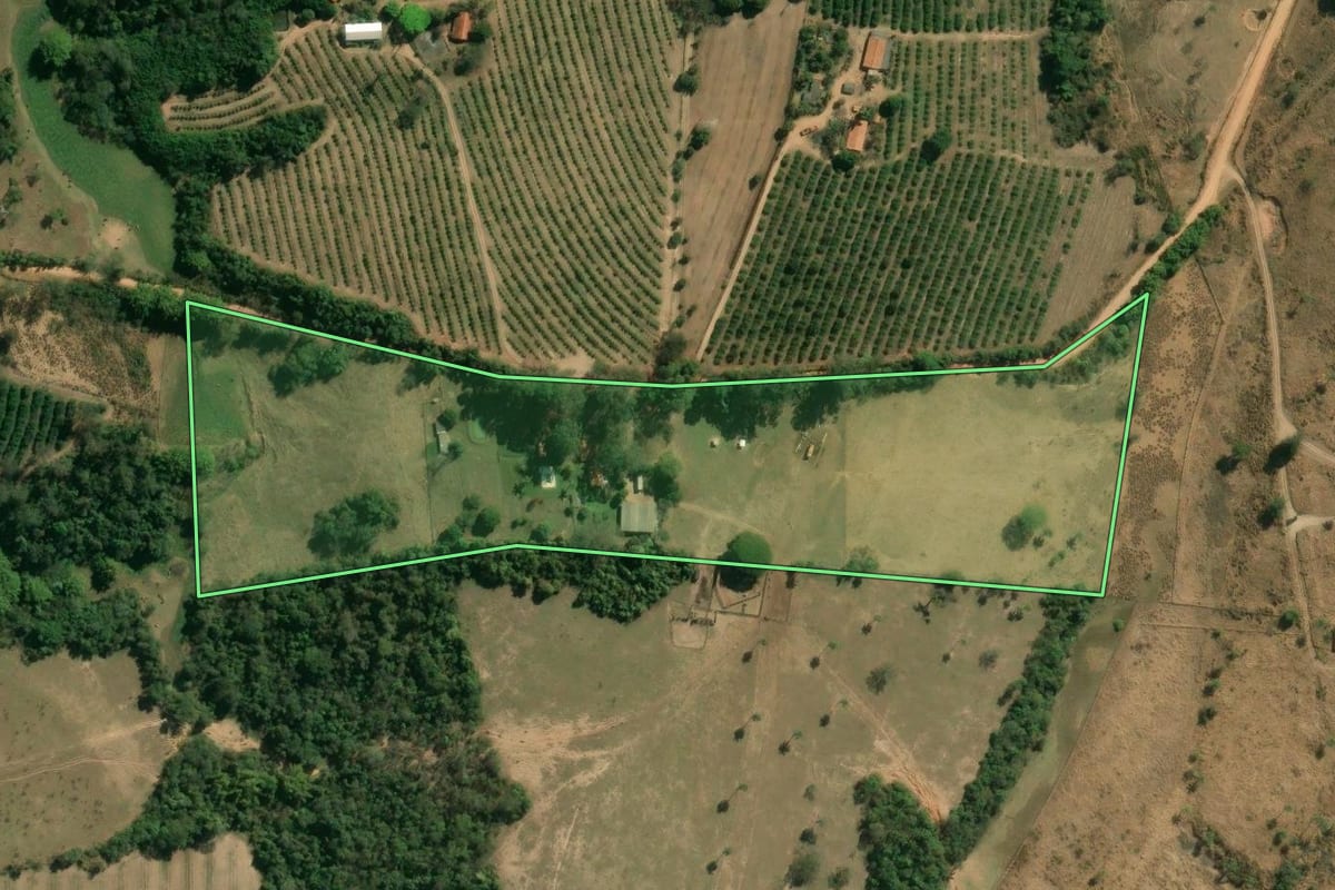 Imagem de satélite do imóvel rural em Mogi Guaçu (SP), com o contorno declarado no CAR desenhado por cima.