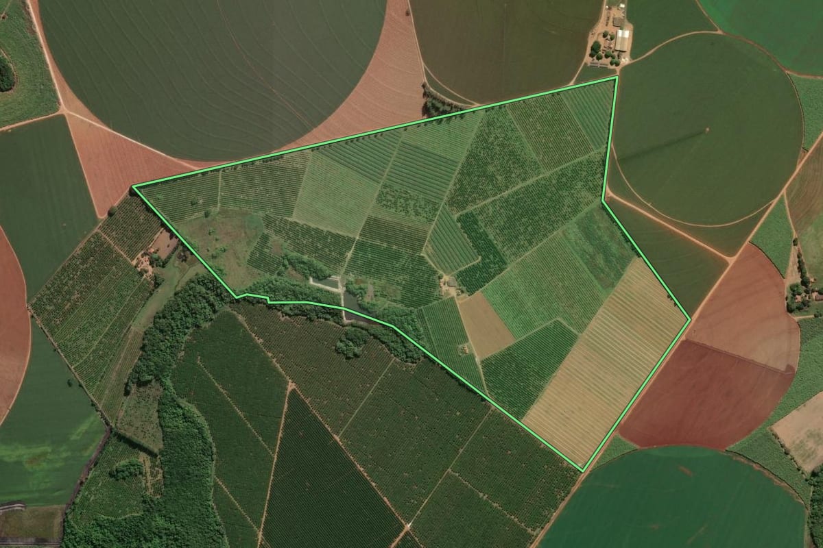 Imagem de satélite do imóvel rural em Mogi Guaçu (SP), com o contorno declarado no CAR desenhado por cima.