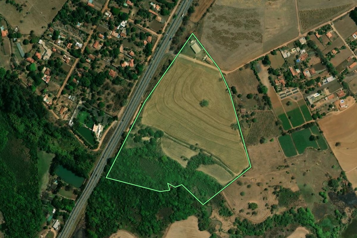 Imagem de satélite do imóvel rural em Mogi Guaçu (SP), com o contorno declarado no CAR desenhado por cima.