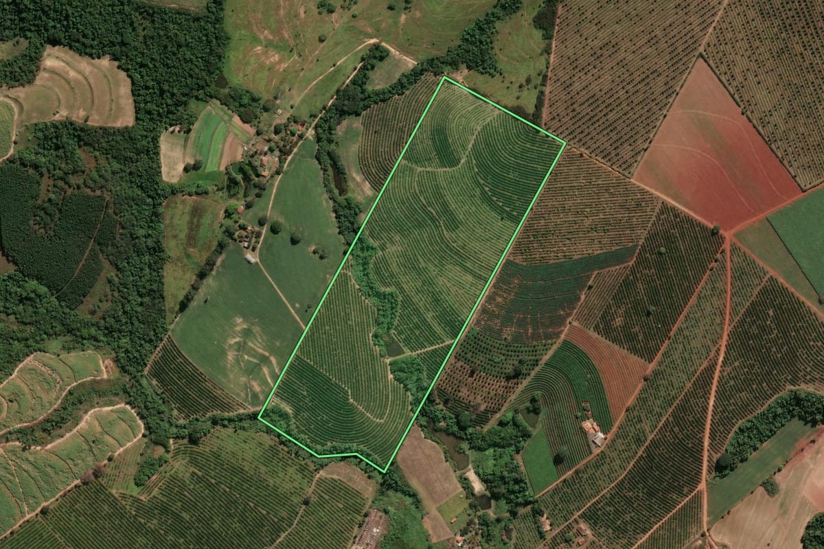 Imagem de satélite do imóvel rural em Mogi Guaçu (SP), com o contorno declarado no CAR desenhado por cima.