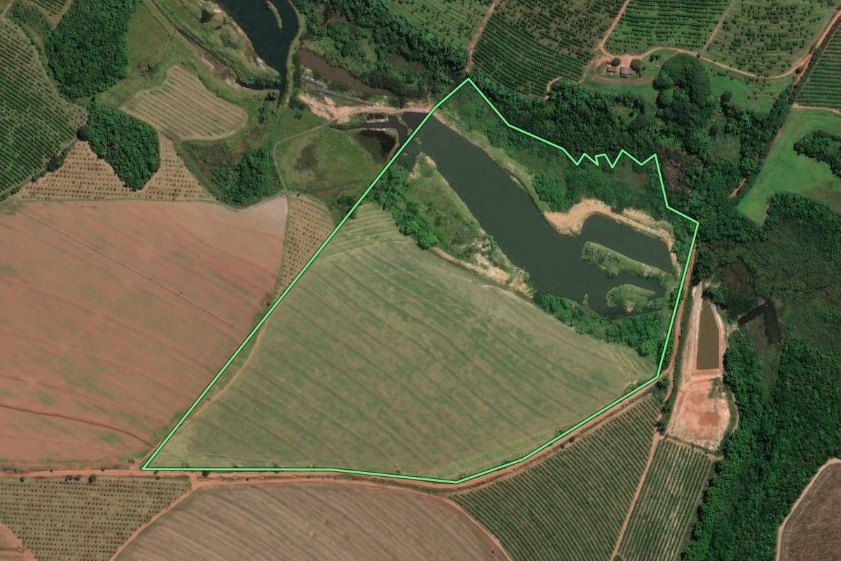 Imagem de satélite do imóvel rural em Mogi Guaçu (SP), com o contorno declarado no CAR desenhado por cima.