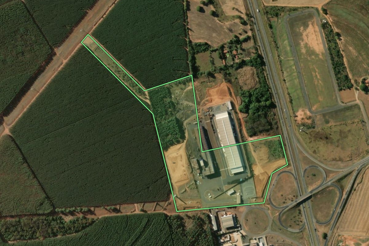 Imagem de satélite do imóvel rural em Mogi Guaçu (SP), com o contorno declarado no CAR desenhado por cima.