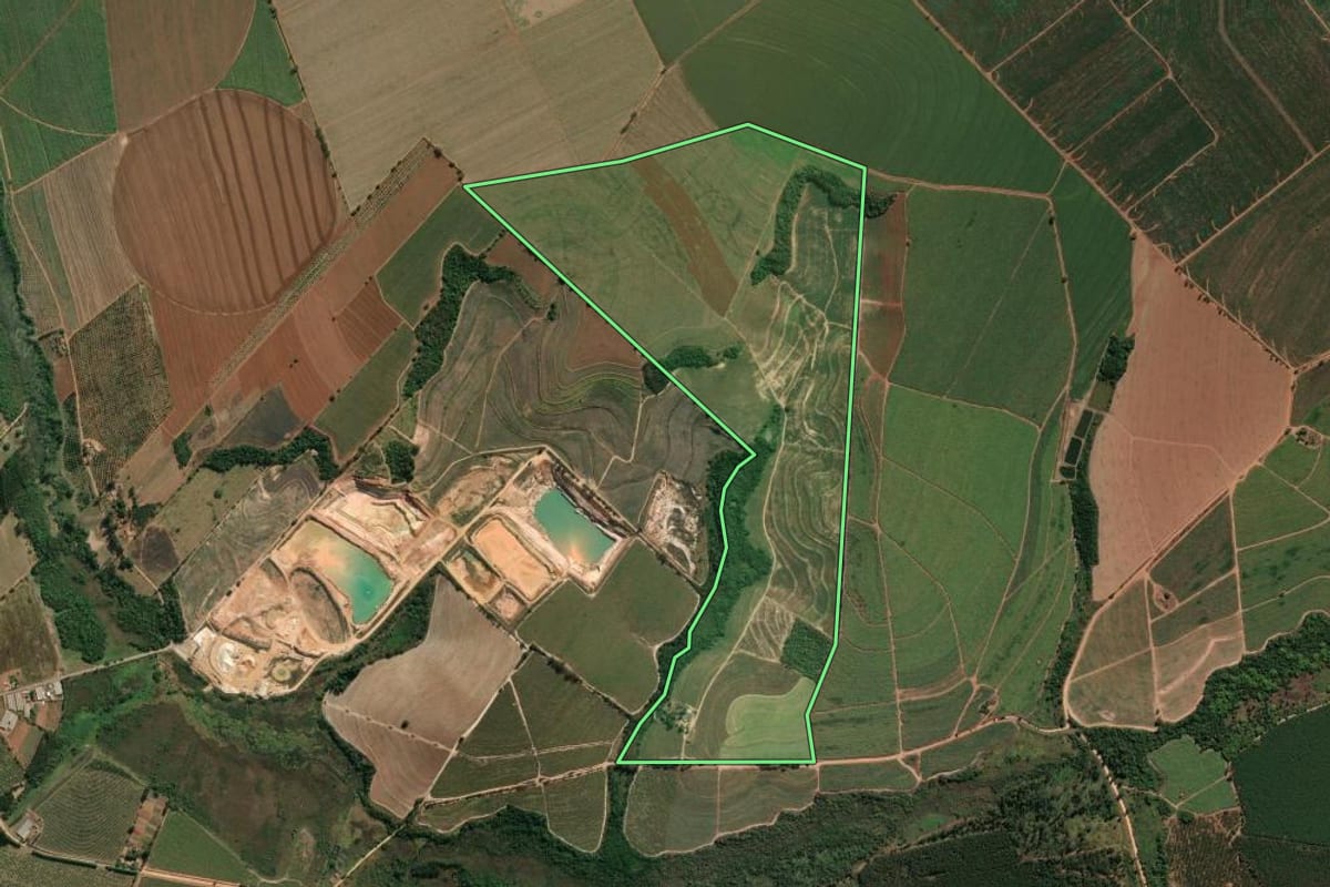 Imagem de satélite do imóvel rural em Mogi Guaçu (SP), com o contorno declarado no CAR desenhado por cima.