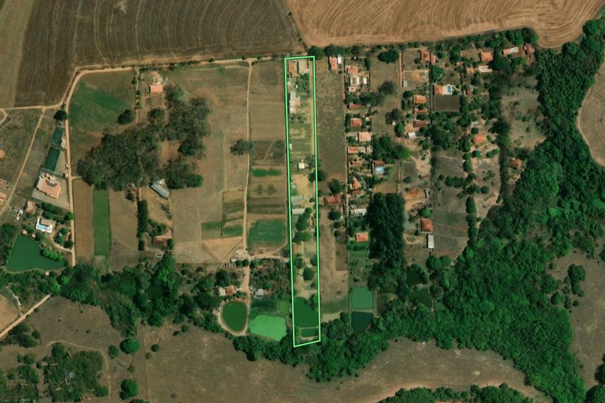 Imagem de satélite do imóvel rural em Mogi Guaçu (SP), com o contorno declarado no CAR desenhado por cima.