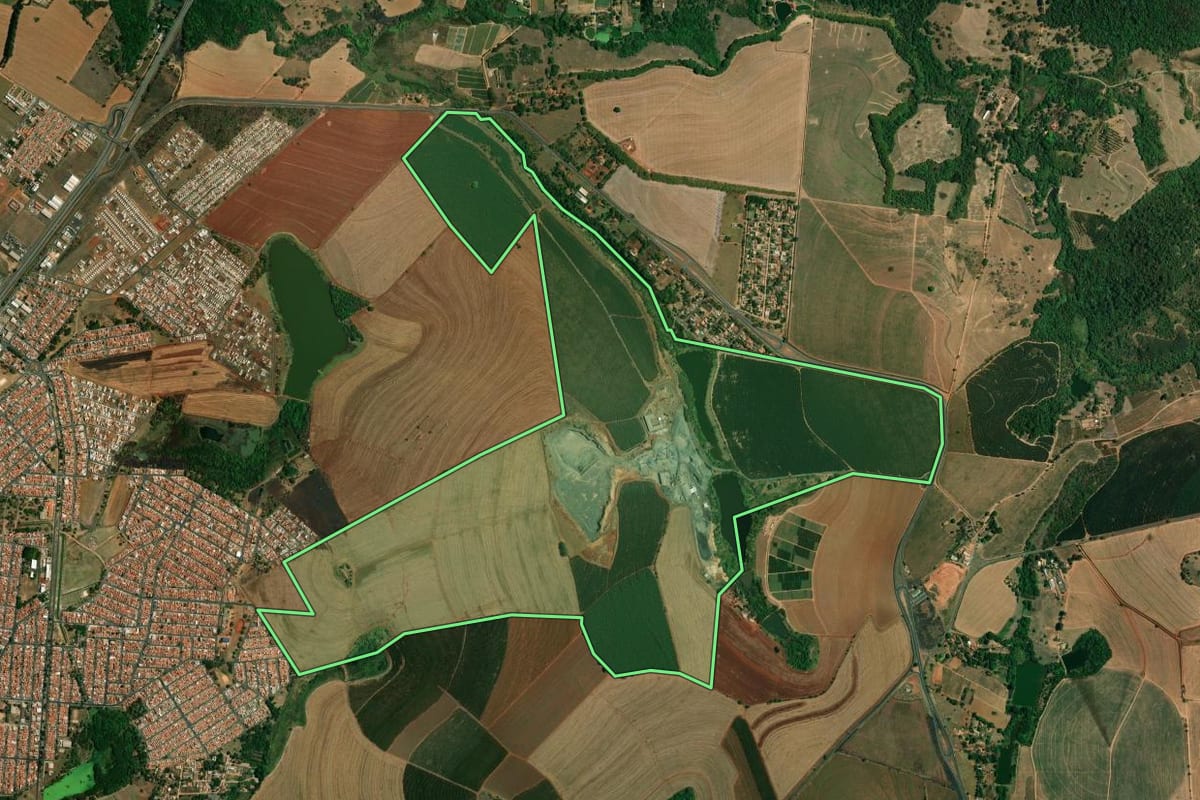 Imagem de satélite do imóvel rural em Mogi Guaçu (SP), com o contorno declarado no CAR desenhado por cima.
