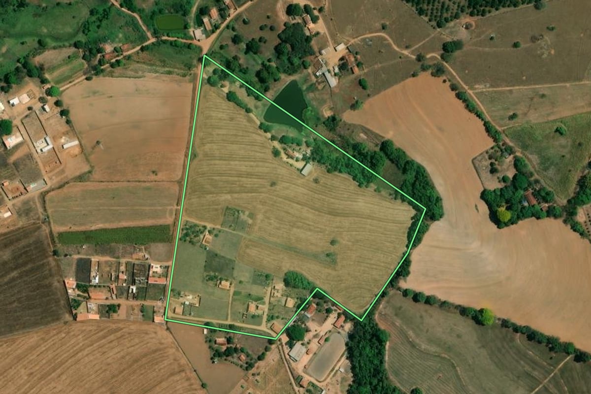Imagem de satélite do imóvel rural em Mogi Guaçu (SP), com o contorno declarado no CAR desenhado por cima.