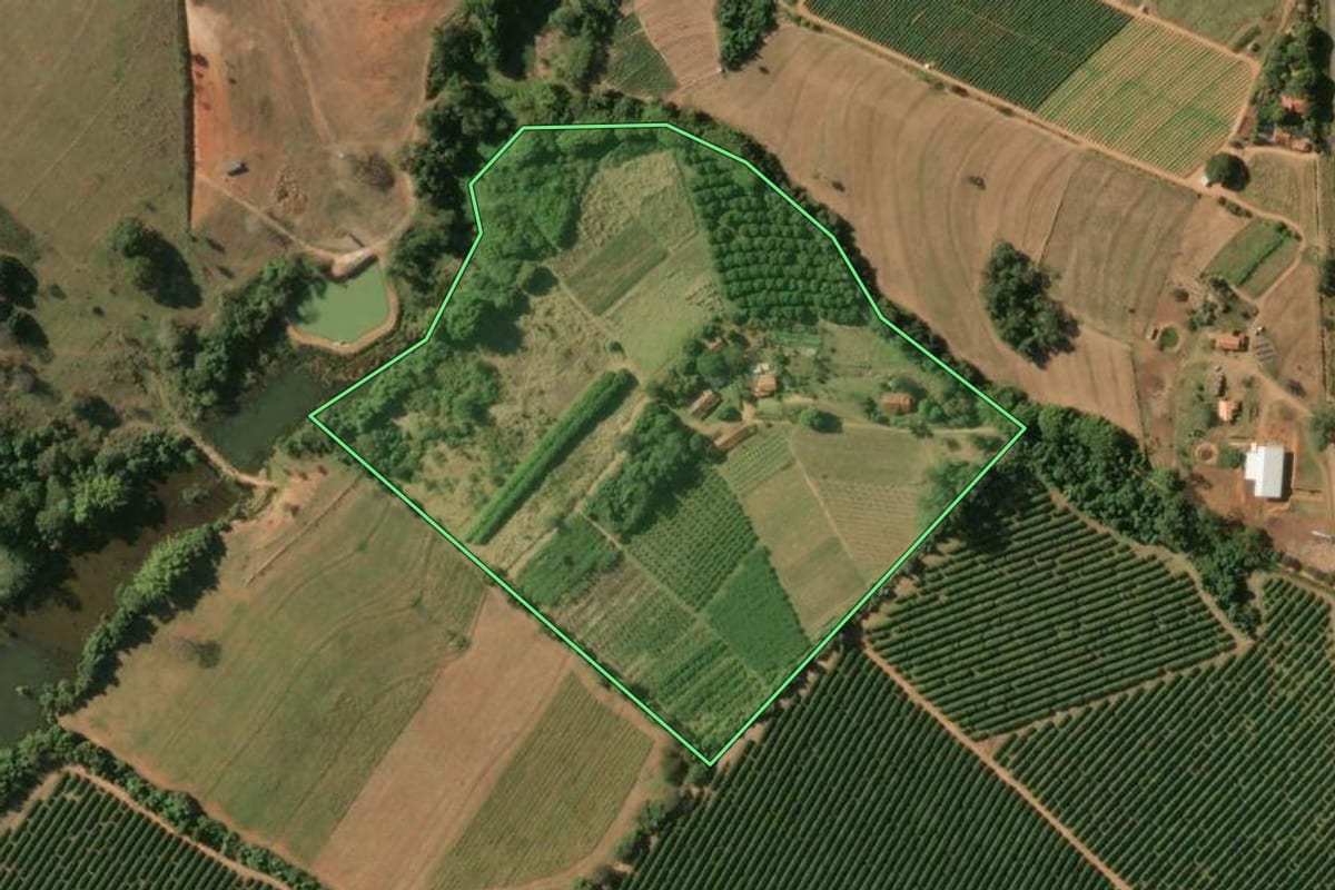 Imagem de satélite do imóvel rural em Mogi Guaçu (SP), com o contorno declarado no CAR desenhado por cima.