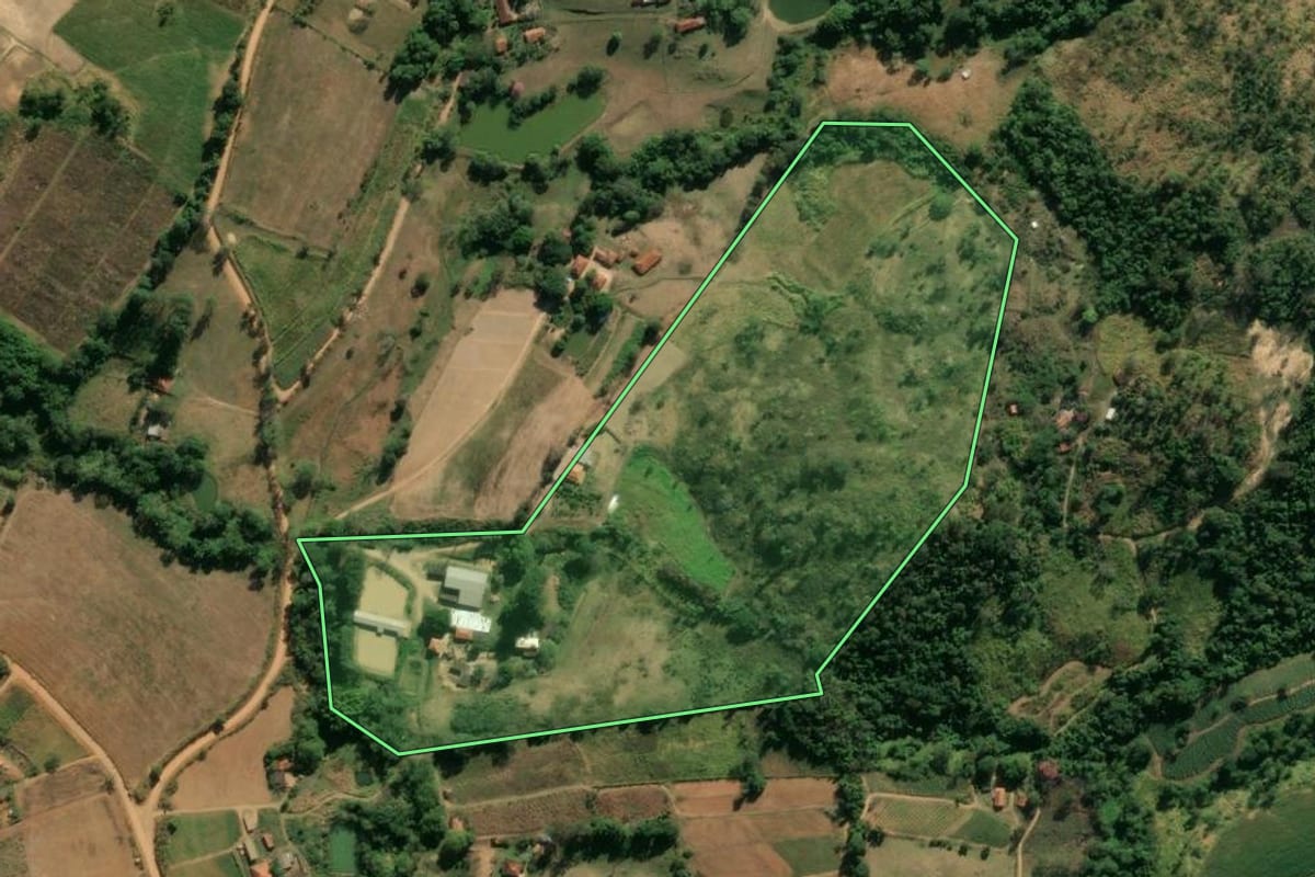 Imagem de satélite do imóvel rural em Mogi Guaçu (SP), com o contorno declarado no CAR desenhado por cima.