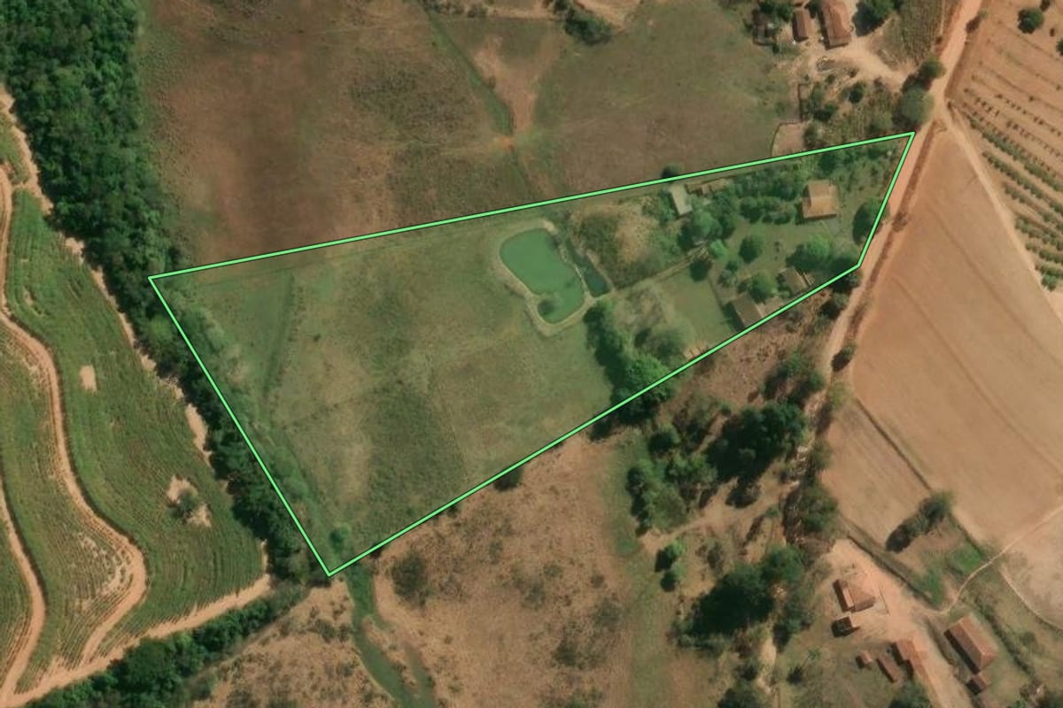 Imagem de satélite do imóvel rural em Mogi Guaçu (SP), com o contorno declarado no CAR desenhado por cima.