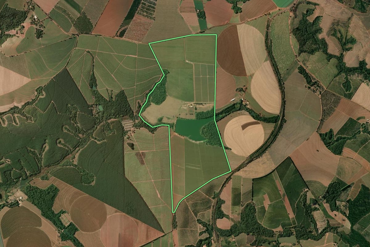Imagem de satélite do imóvel rural em Mogi Guaçu (SP), com o contorno declarado no CAR desenhado por cima.