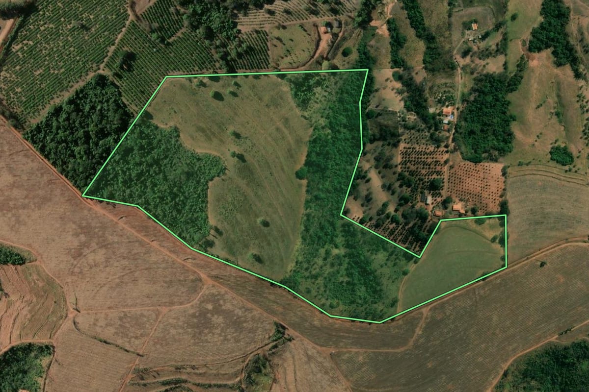 Imagem de satélite do imóvel rural em Mogi Guaçu (SP), com o contorno declarado no CAR desenhado por cima.
