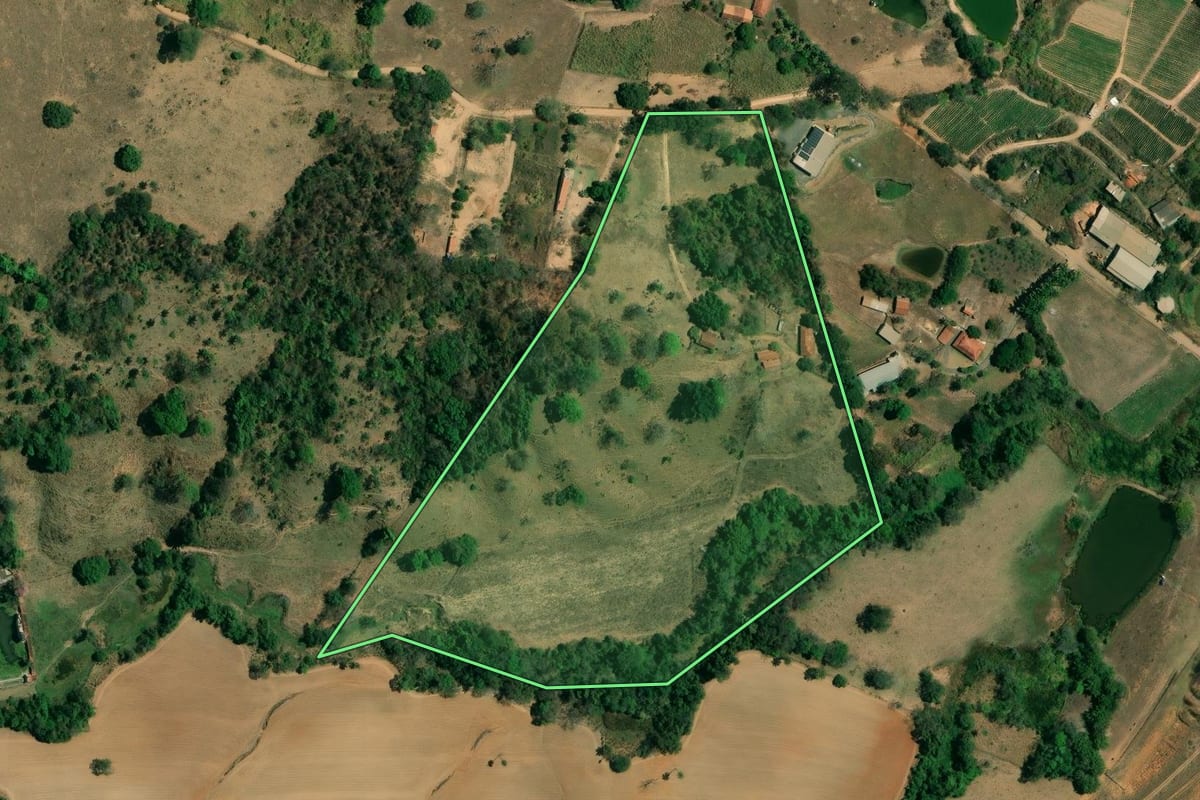 Imagem de satélite do imóvel rural em Mogi Guaçu (SP), com o contorno declarado no CAR desenhado por cima.
