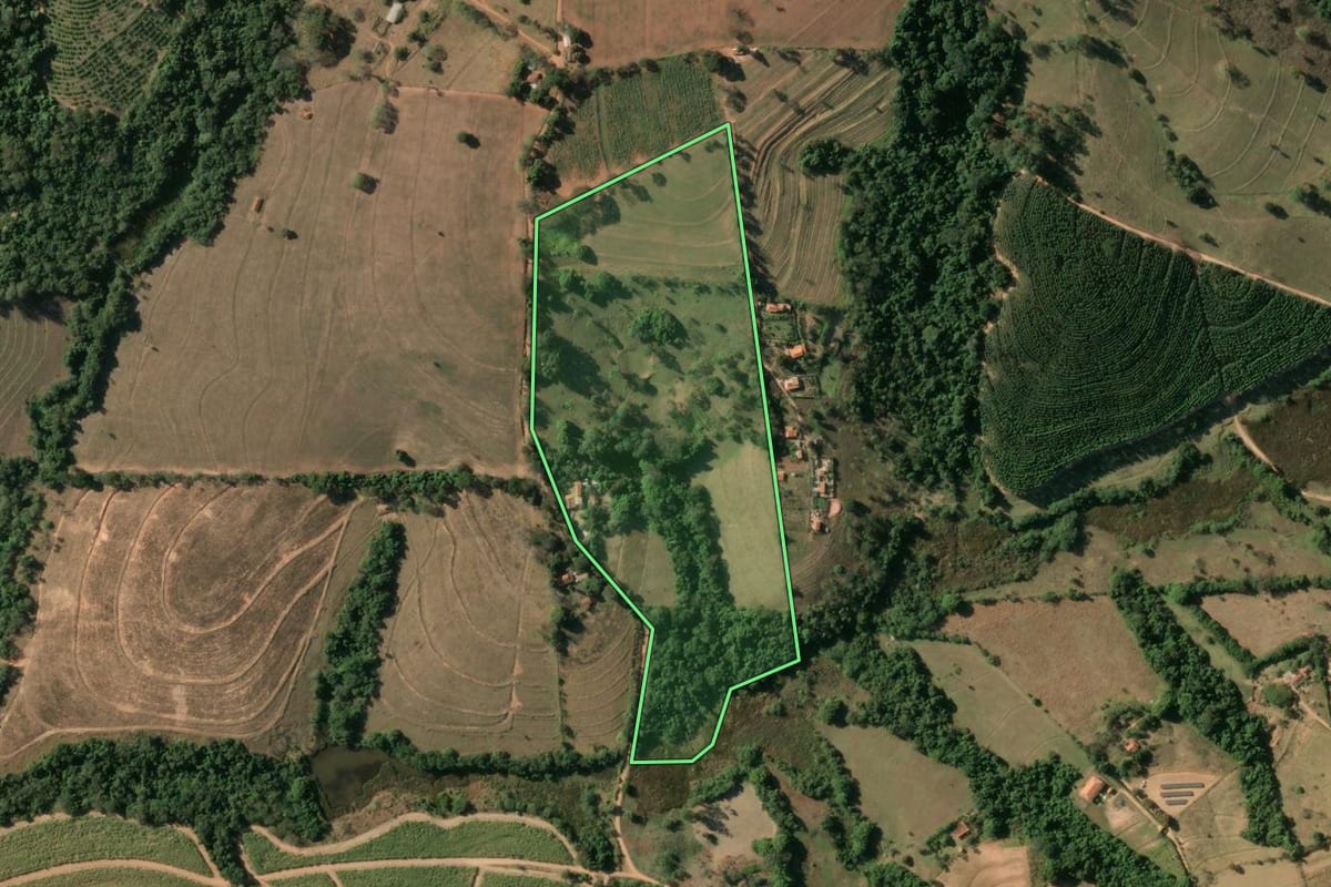Imagem de satélite do imóvel rural em Mogi Guaçu (SP), com o contorno declarado no CAR desenhado por cima.