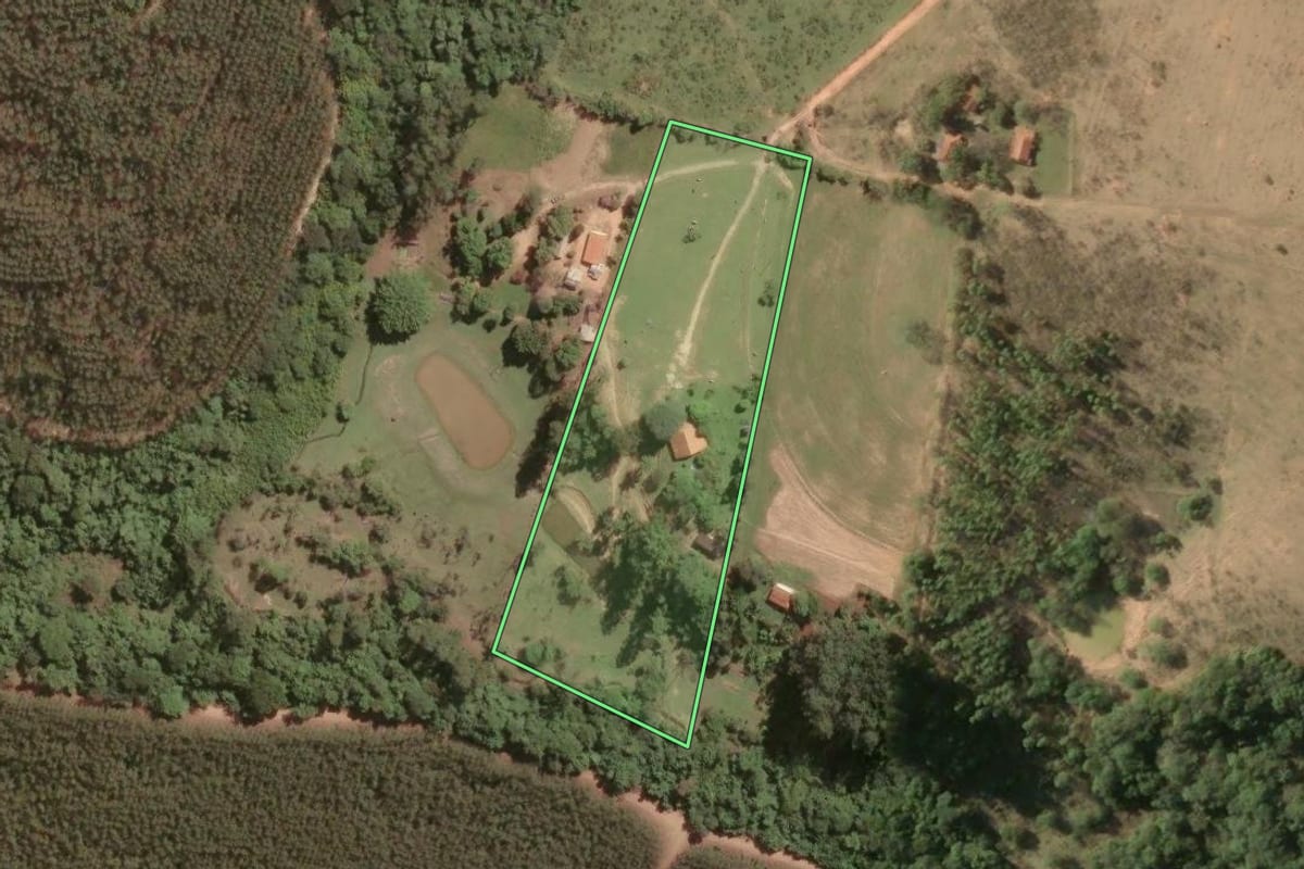 Imagem de satélite do imóvel rural em Mogi Guaçu (SP), com o contorno declarado no CAR desenhado por cima.