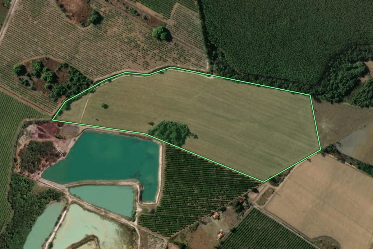 Imagem de satélite do imóvel rural em Mogi Guaçu (SP), com o contorno declarado no CAR desenhado por cima.