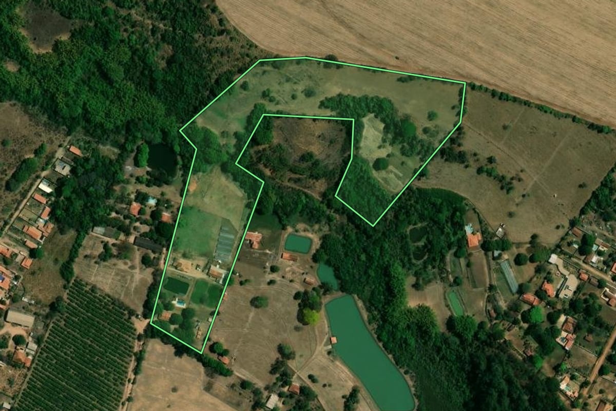 Imagem de satélite do imóvel rural em Mogi Guaçu (SP), com o contorno declarado no CAR desenhado por cima.