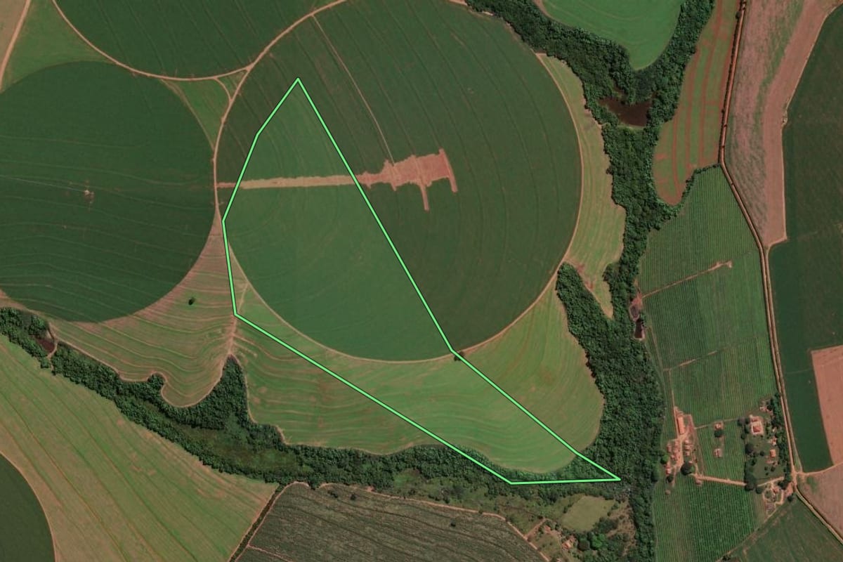 Imagem de satélite do imóvel rural em Mogi Guaçu (SP), com o contorno declarado no CAR desenhado por cima.