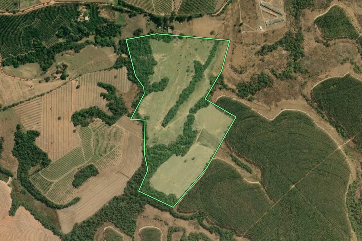 Imagem de satélite do imóvel rural em Mogi Guaçu (SP), com o contorno declarado no CAR desenhado por cima.