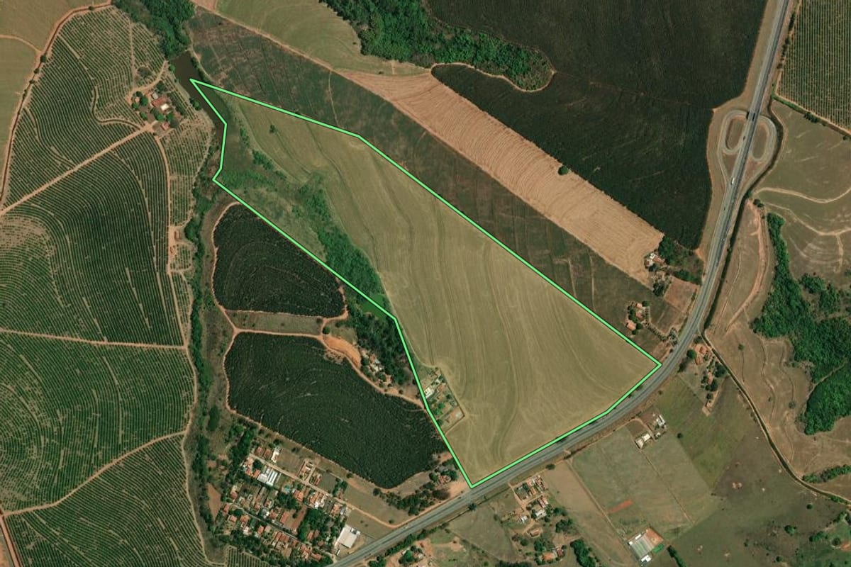 Imagem de satélite do imóvel rural em Mogi Guaçu (SP), com o contorno declarado no CAR desenhado por cima.