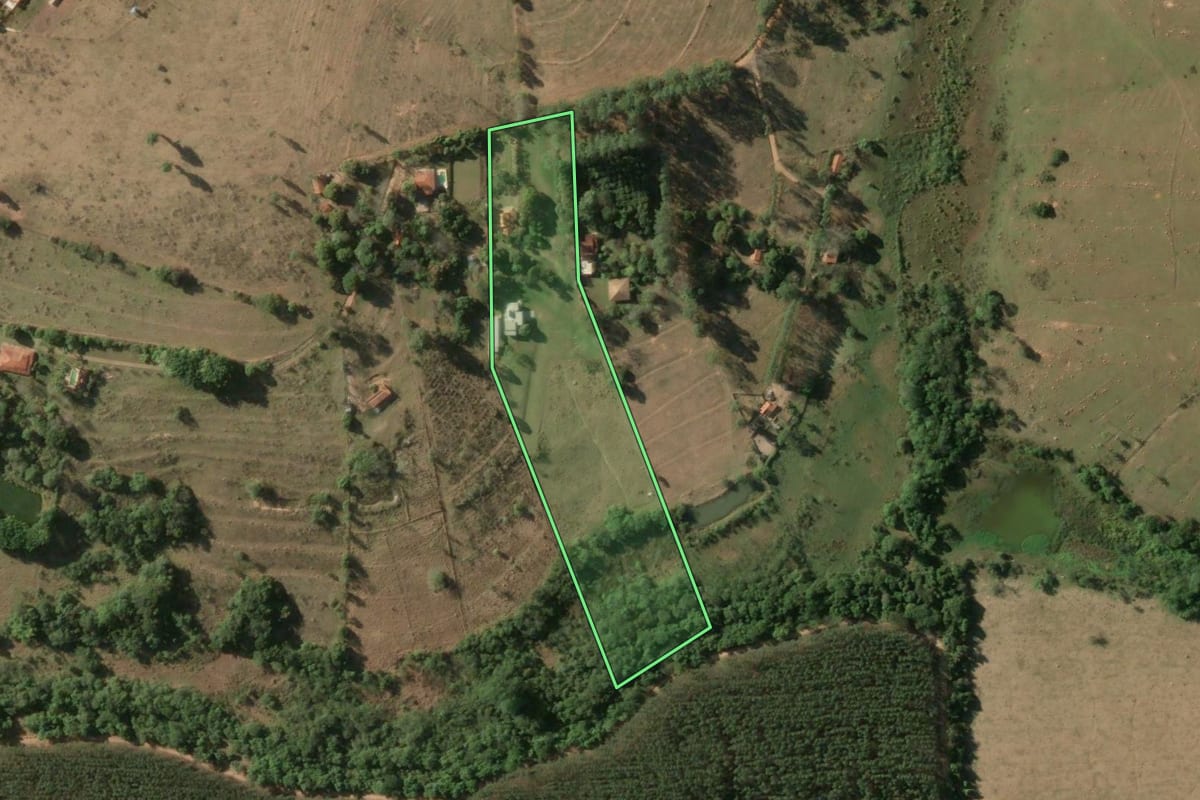 Imagem de satélite do imóvel rural em Mogi Guaçu (SP), com o contorno declarado no CAR desenhado por cima.