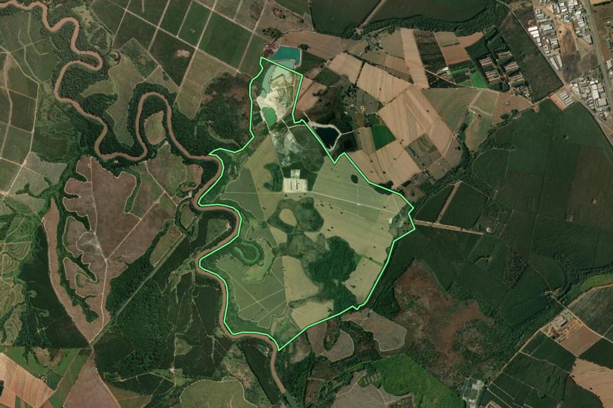 Imagem de satélite do imóvel rural em Mogi Guaçu (SP), com o contorno declarado no CAR desenhado por cima.