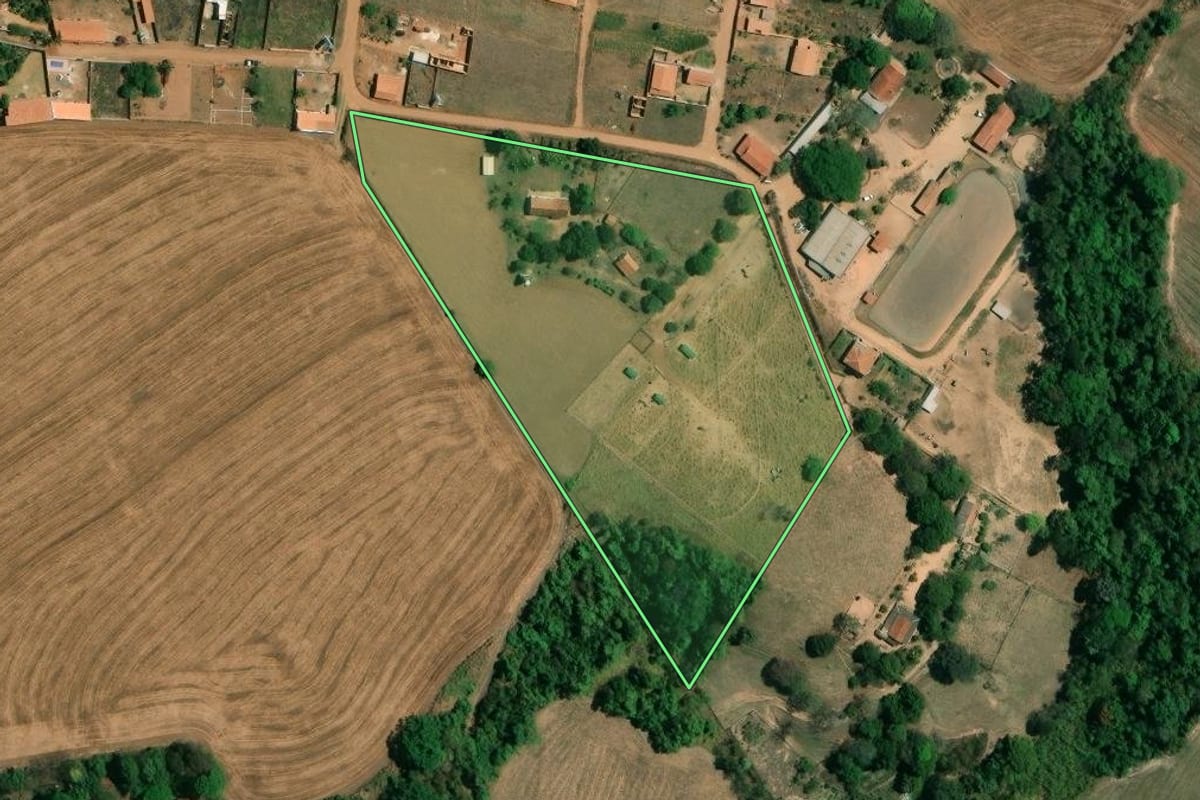 Imagem de satélite do imóvel rural em Mogi Guaçu (SP), com o contorno declarado no CAR desenhado por cima.