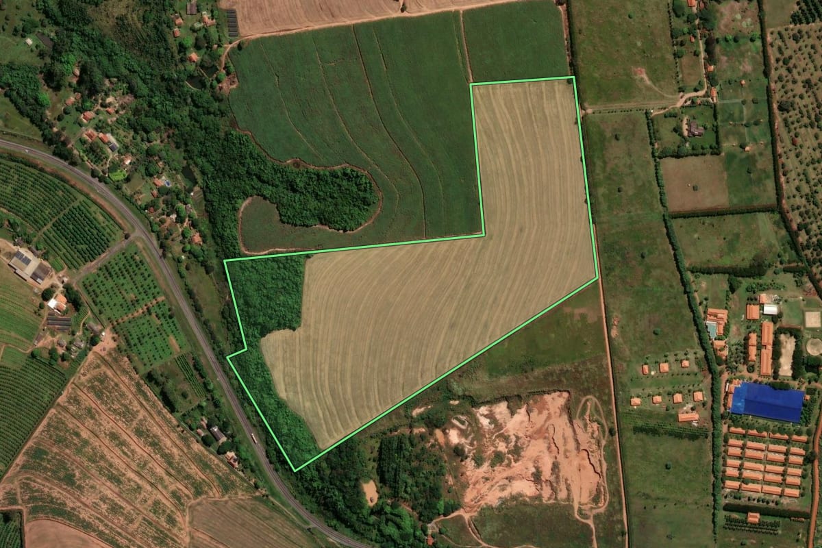 Imagem de satélite do imóvel rural em Mogi Mirim (SP), com o contorno declarado no CAR desenhado por cima.