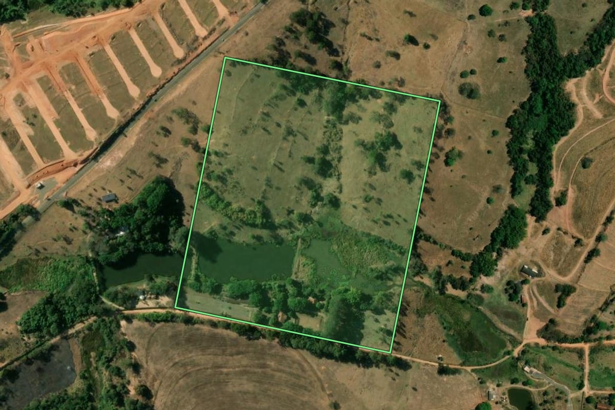 Imagem de satélite do imóvel rural em Mogi Mirim (SP), com o contorno declarado no CAR desenhado por cima.