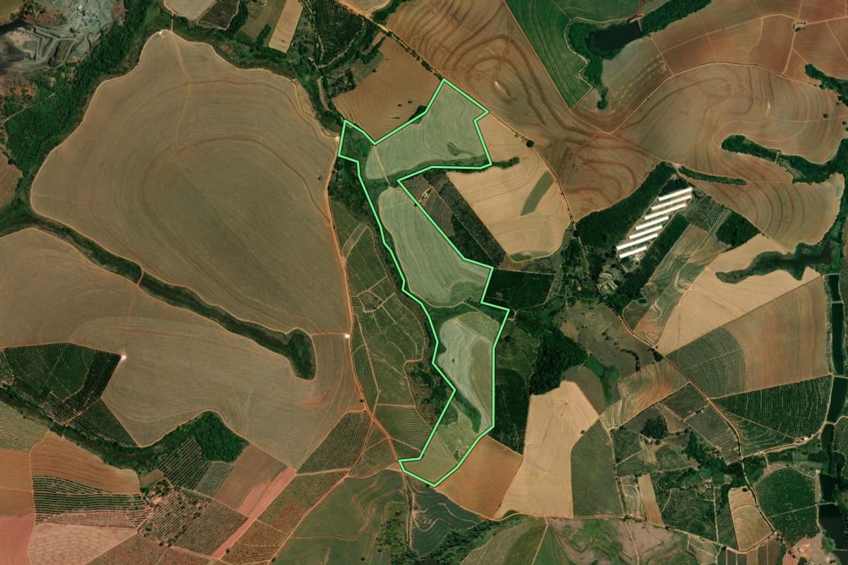 Imagem de satélite do imóvel rural em Mogi Mirim (SP), com o contorno declarado no CAR desenhado por cima.
