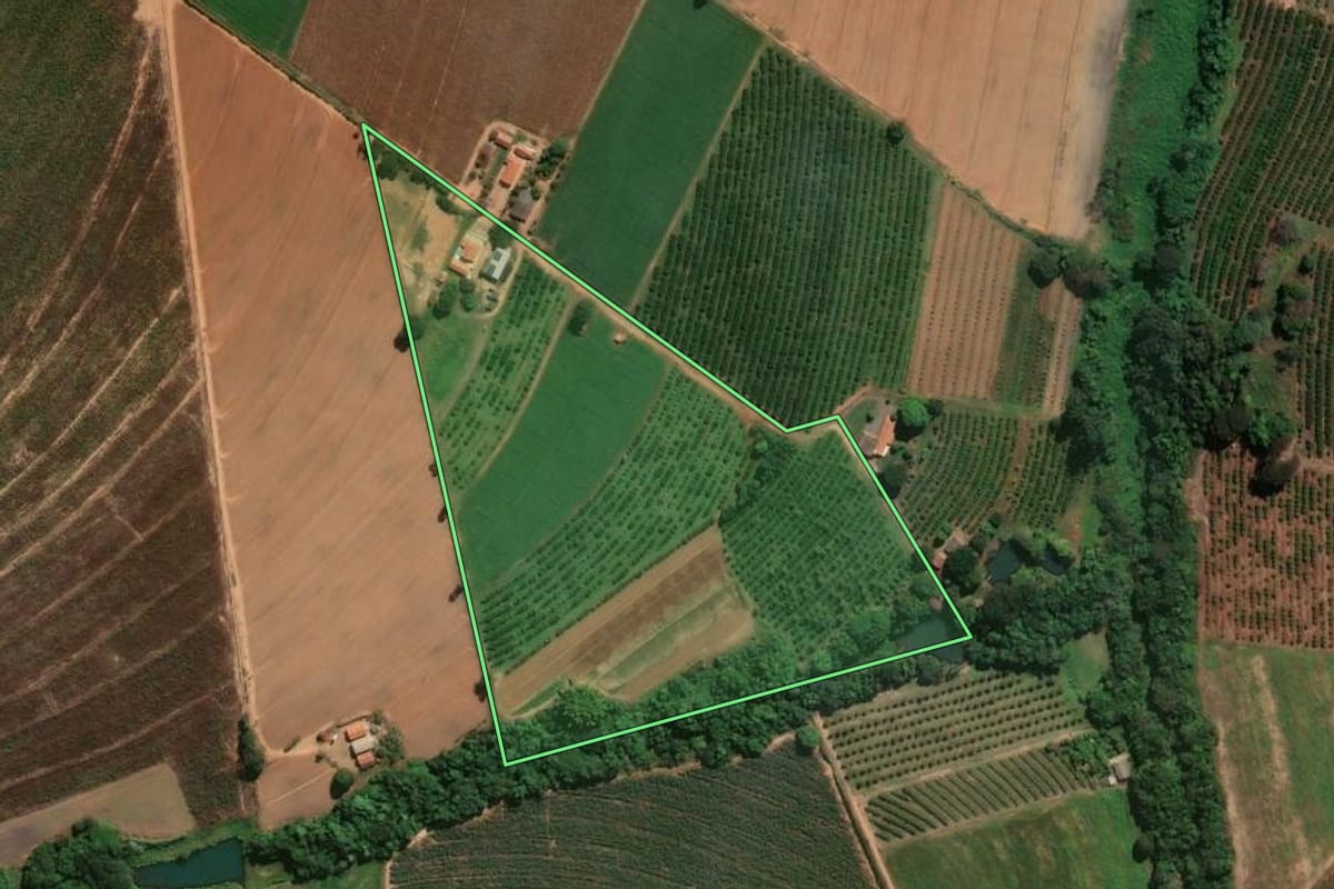 Imagem de satélite do imóvel rural em Mogi Mirim (SP), com o contorno declarado no CAR desenhado por cima.