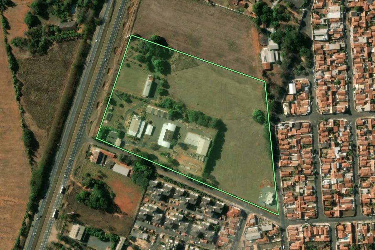 Imagem de satélite do imóvel rural em Mogi Mirim (SP), com o contorno declarado no CAR desenhado por cima.