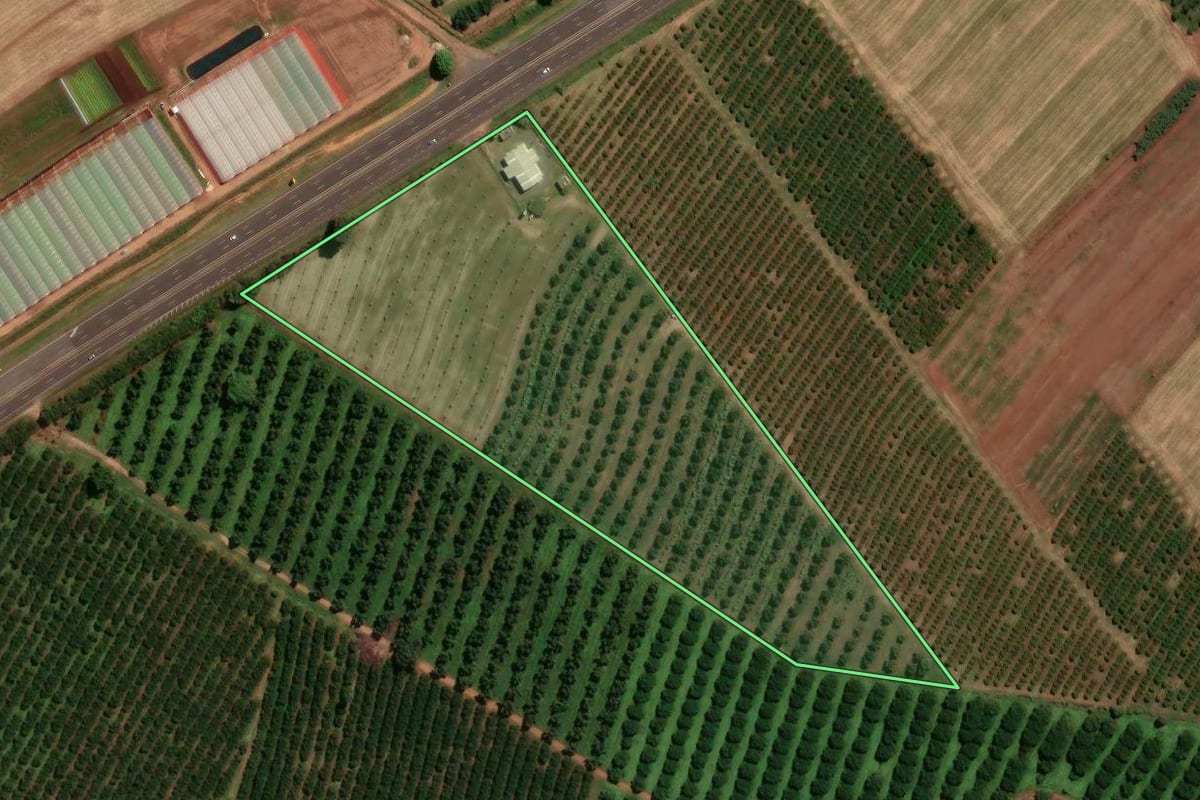 Imagem de satélite do imóvel rural em Mogi Mirim (SP), com o contorno declarado no CAR desenhado por cima.