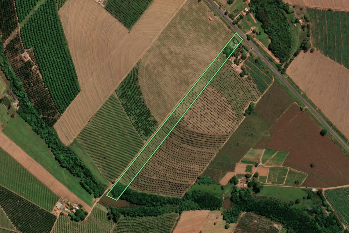 Imagem de satélite do imóvel rural em Mogi Mirim (SP), com o contorno declarado no CAR desenhado por cima.