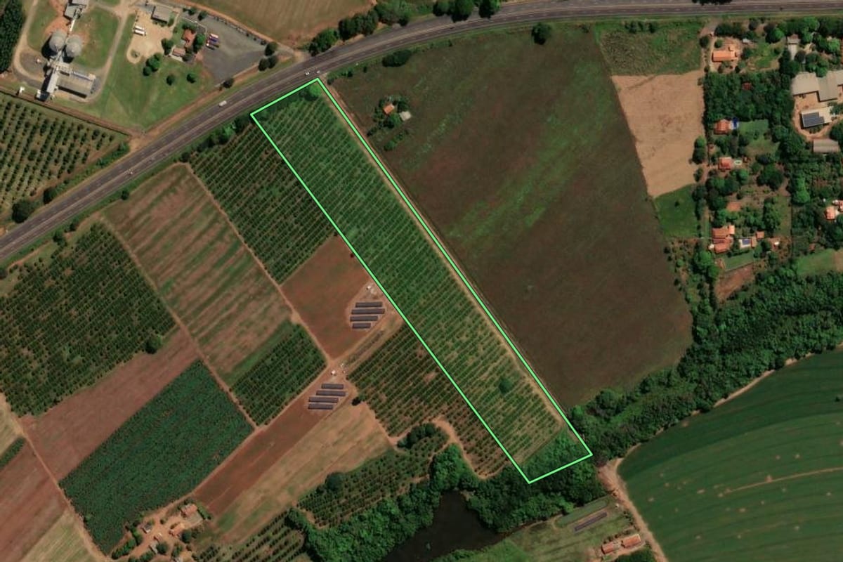 Imagem de satélite do imóvel rural em Mogi Mirim (SP), com o contorno declarado no CAR desenhado por cima.