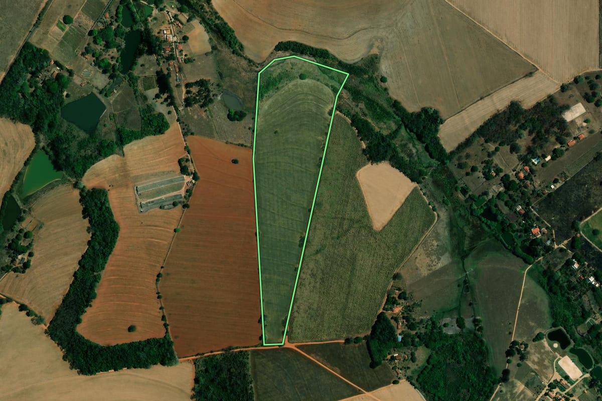 Imagem de satélite do imóvel rural em Mogi Mirim (SP), com o contorno declarado no CAR desenhado por cima.