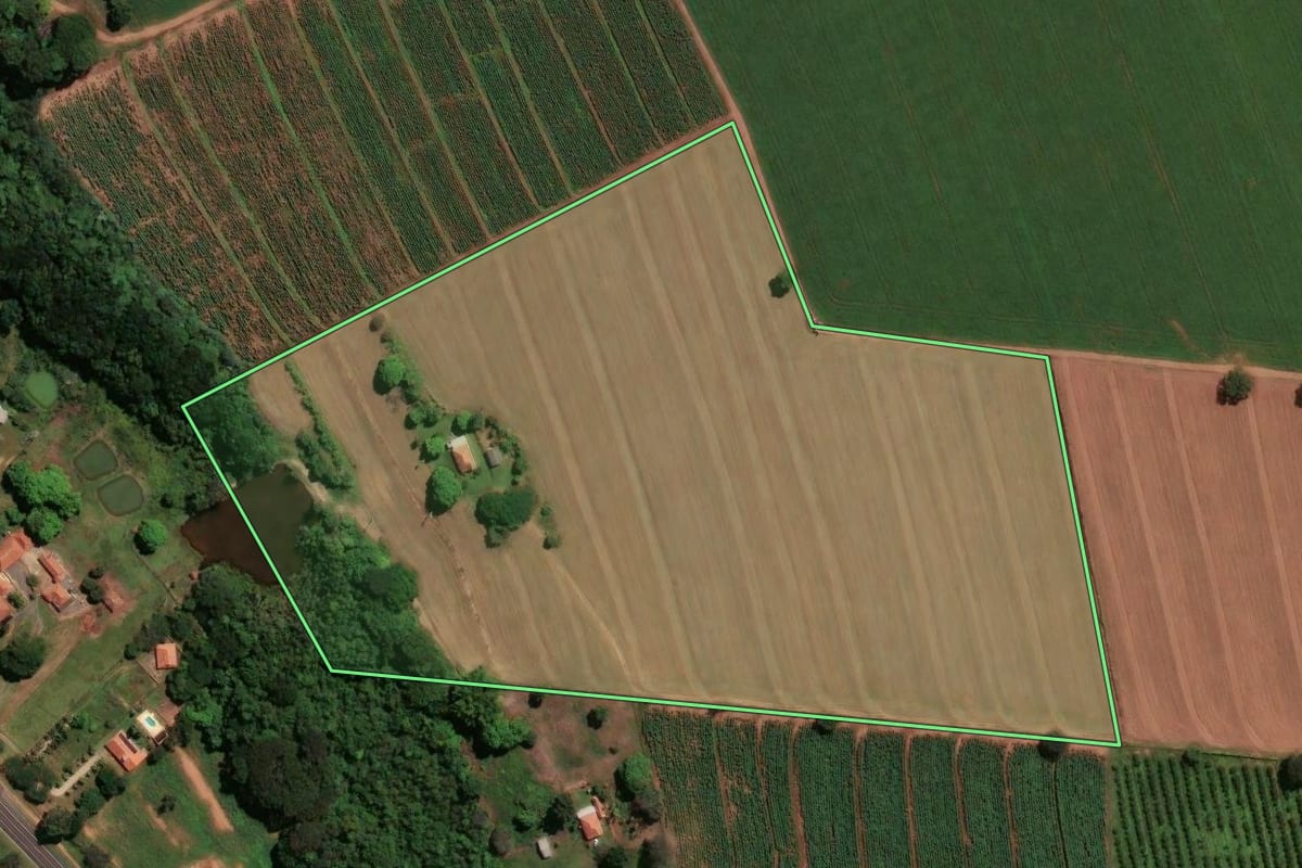Imagem de satélite do imóvel rural em Mogi Mirim (SP), com o contorno declarado no CAR desenhado por cima.