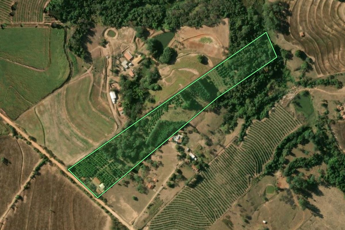 Imagem de satélite do imóvel rural em Mogi Mirim (SP), com o contorno declarado no CAR desenhado por cima.