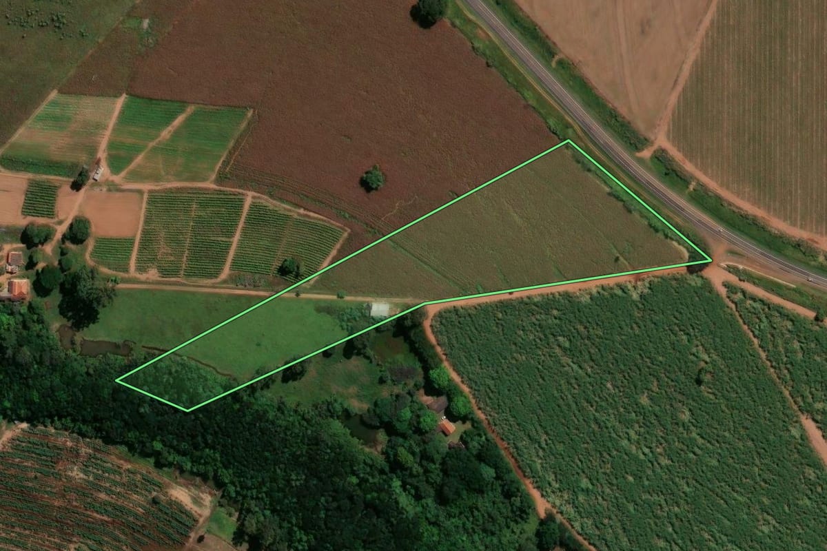 Imagem de satélite do imóvel rural em Mogi Mirim (SP), com o contorno declarado no CAR desenhado por cima.