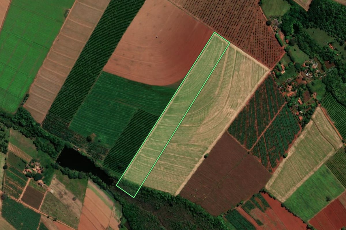 Imagem de satélite do imóvel rural em Mogi Mirim (SP), com o contorno declarado no CAR desenhado por cima.