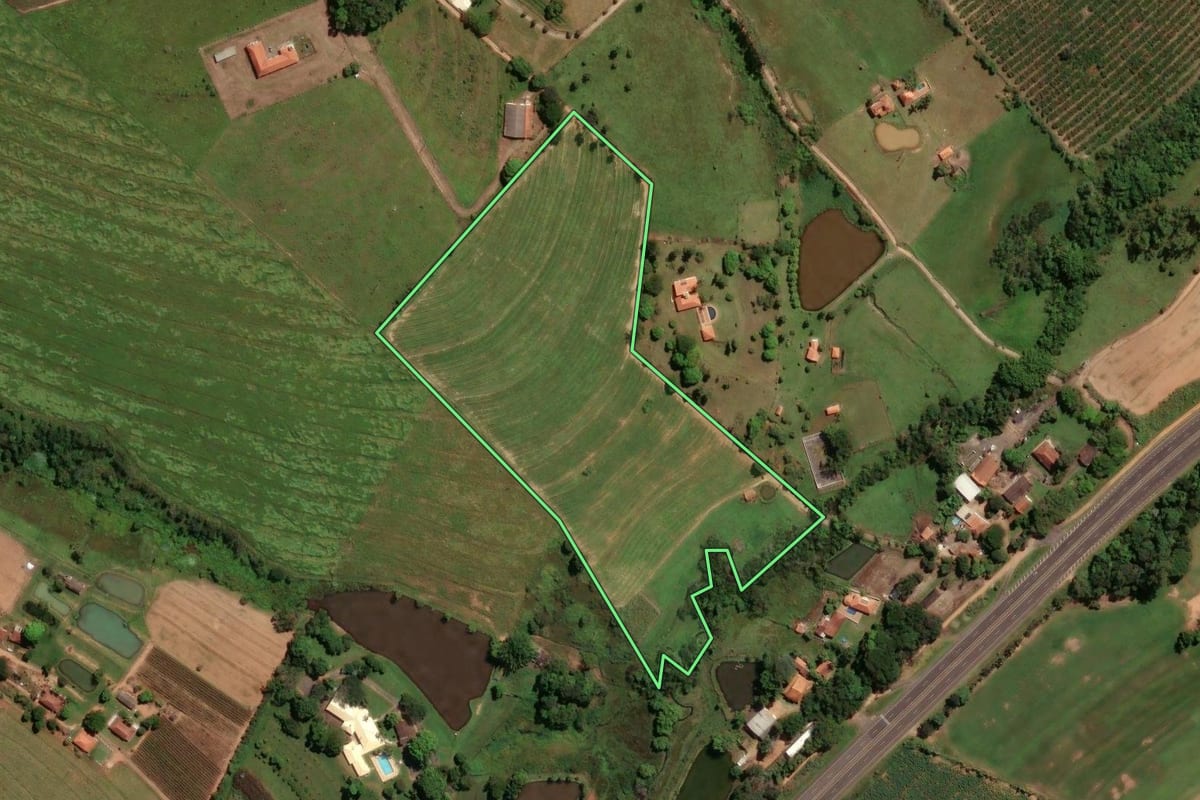 Imagem de satélite do imóvel rural em Mogi Mirim (SP), com o contorno declarado no CAR desenhado por cima.